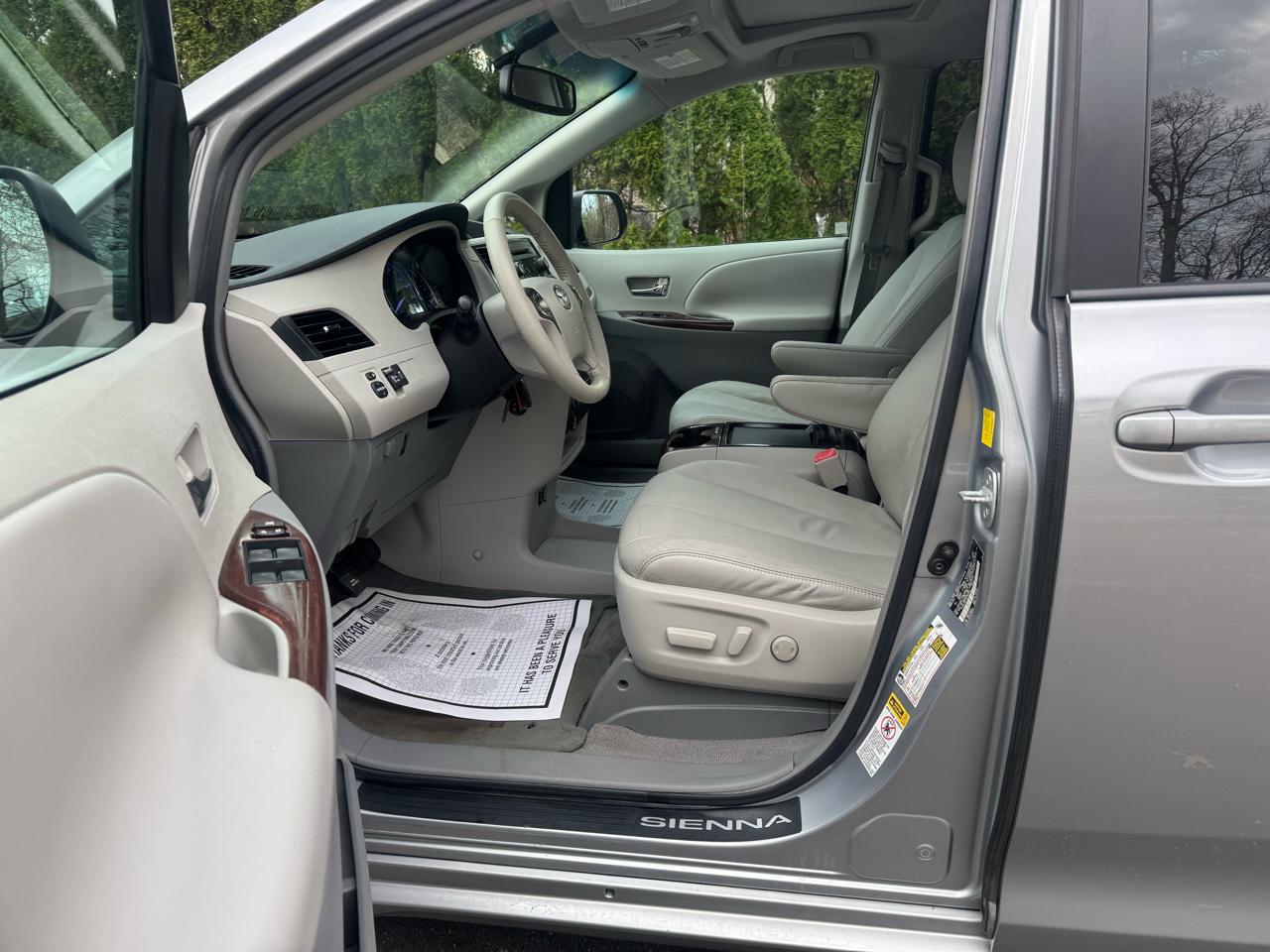 Toyota Sienna Limited 7-Pass V6 2011