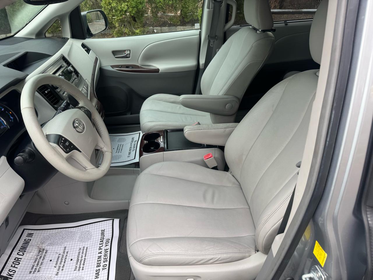 Toyota Sienna Limited 7-Pass V6 2011