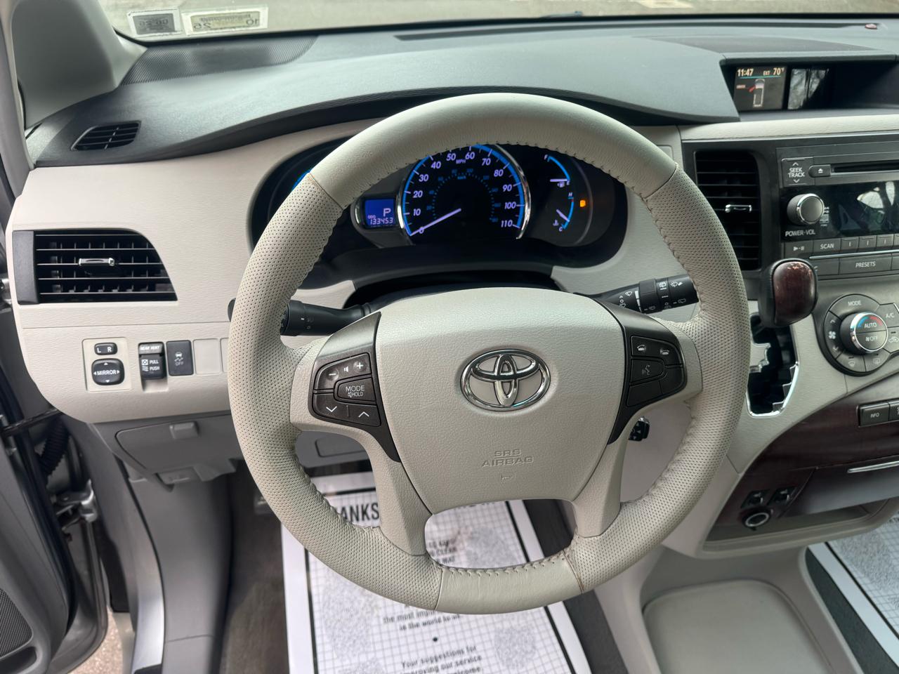 Toyota Sienna Limited 7-Pass V6 2011