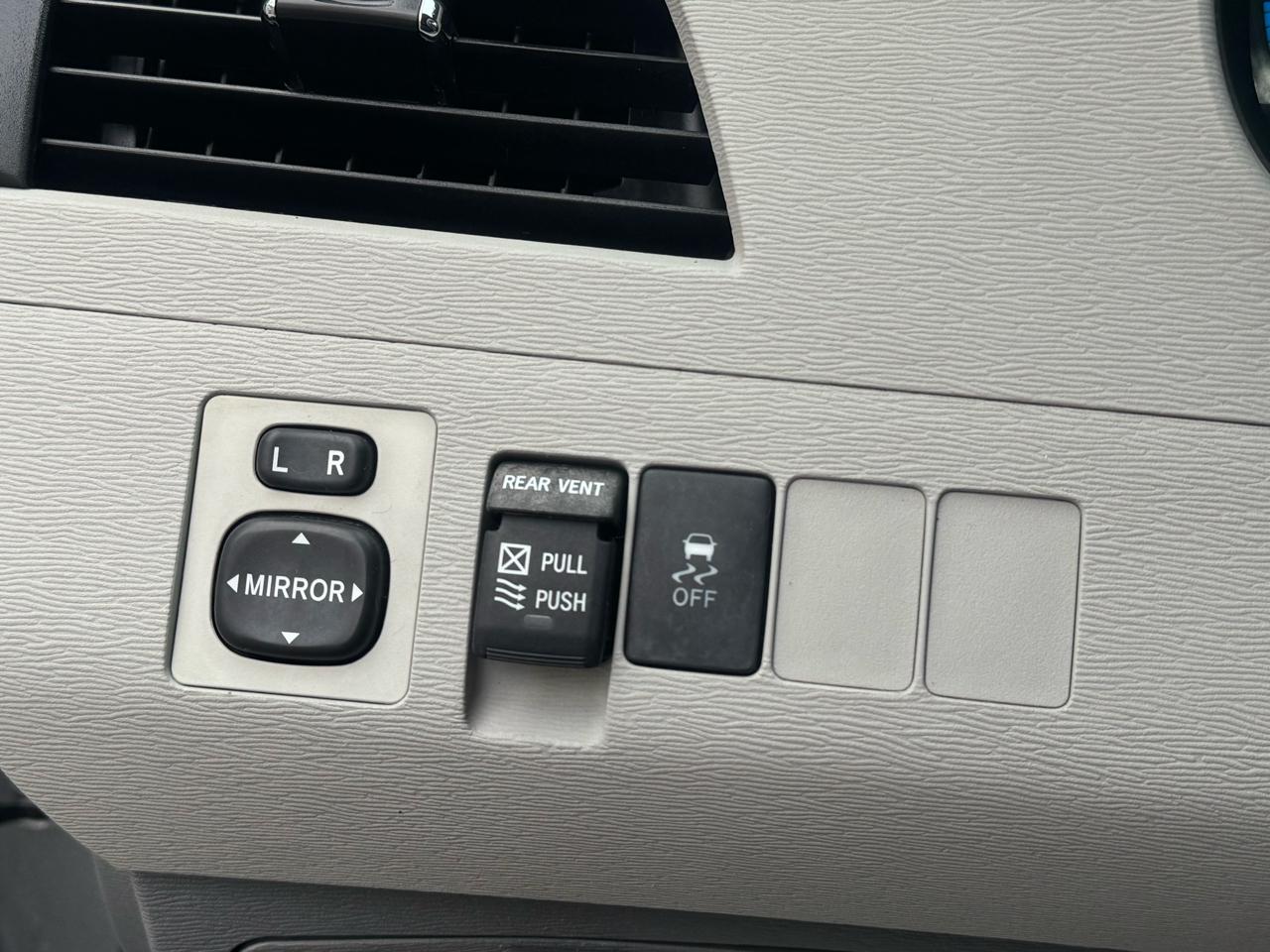 Toyota Sienna Limited 7-Pass V6 2011