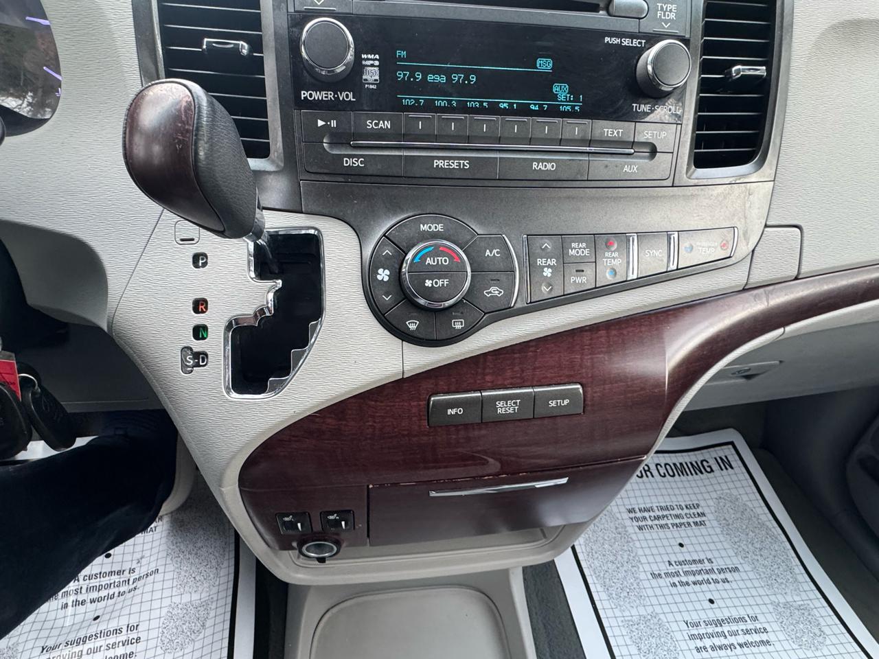 Toyota Sienna Limited 7-Pass V6 2011