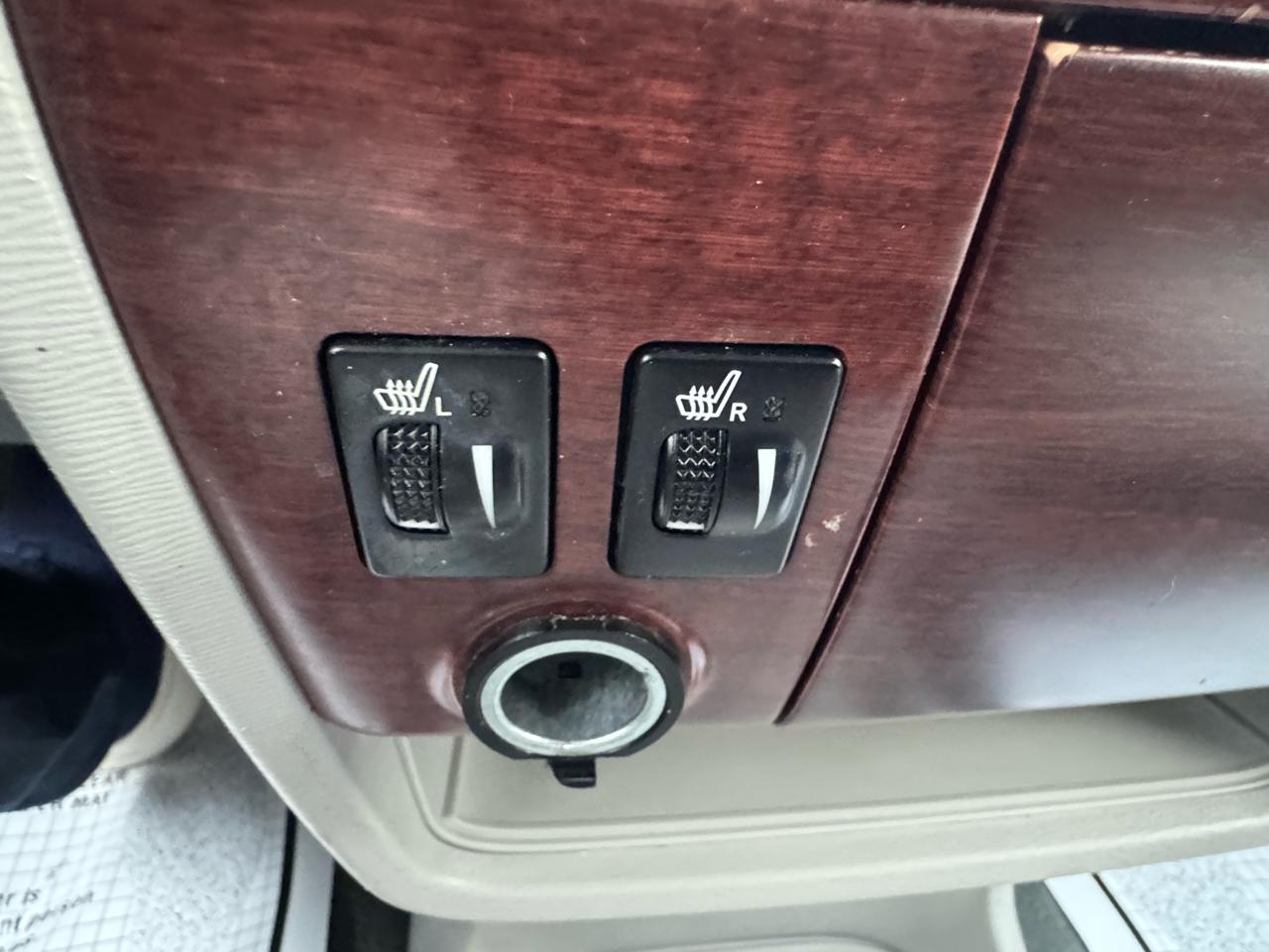 Toyota Sienna Limited 7-Pass V6 2011