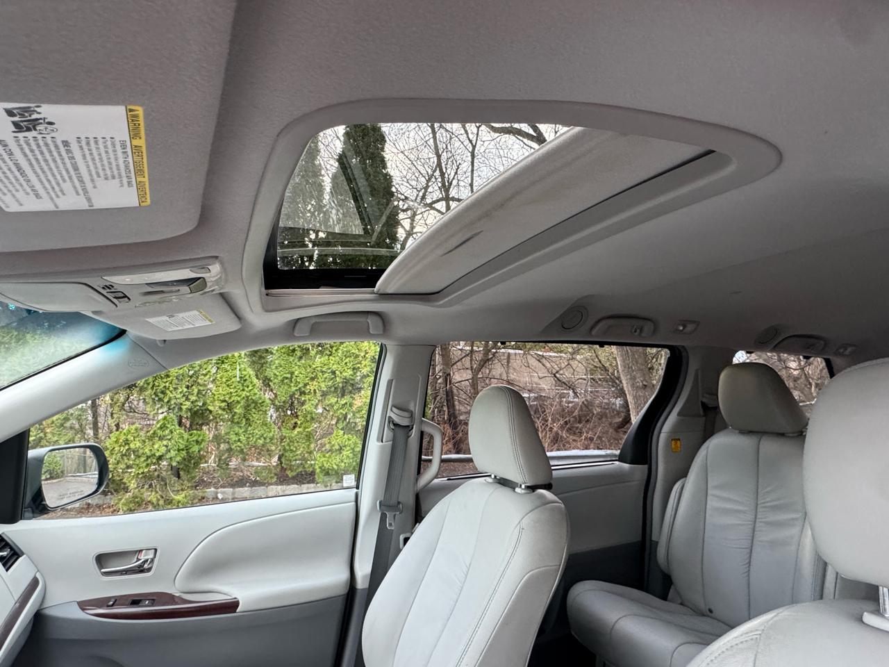 Toyota Sienna Limited 7-Pass V6 2011