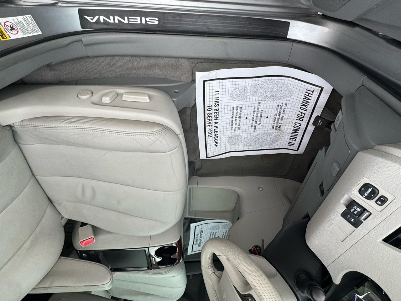 Toyota Sienna Limited 7-Pass V6 2011