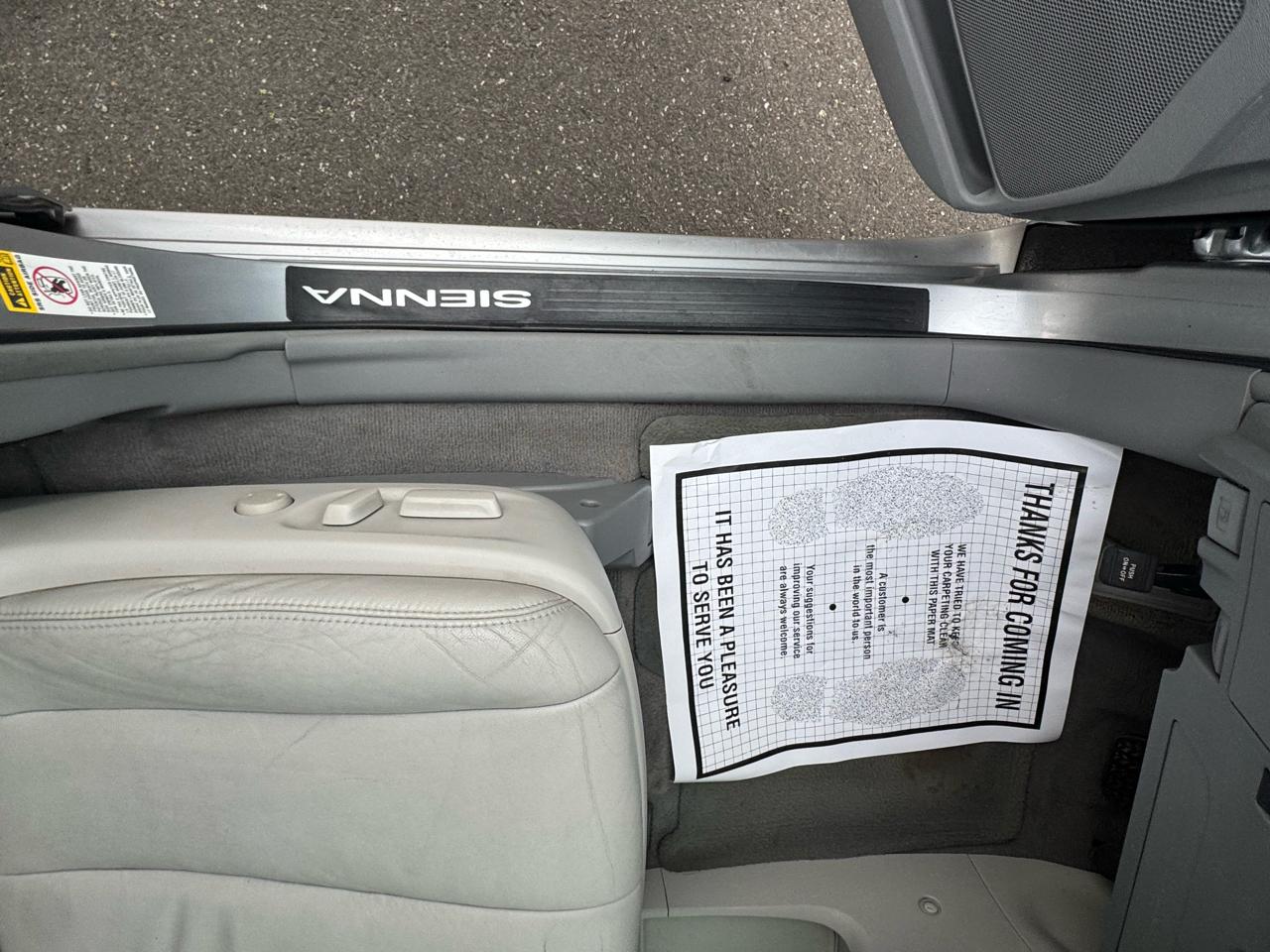 Toyota Sienna Limited 7-Pass V6 2011