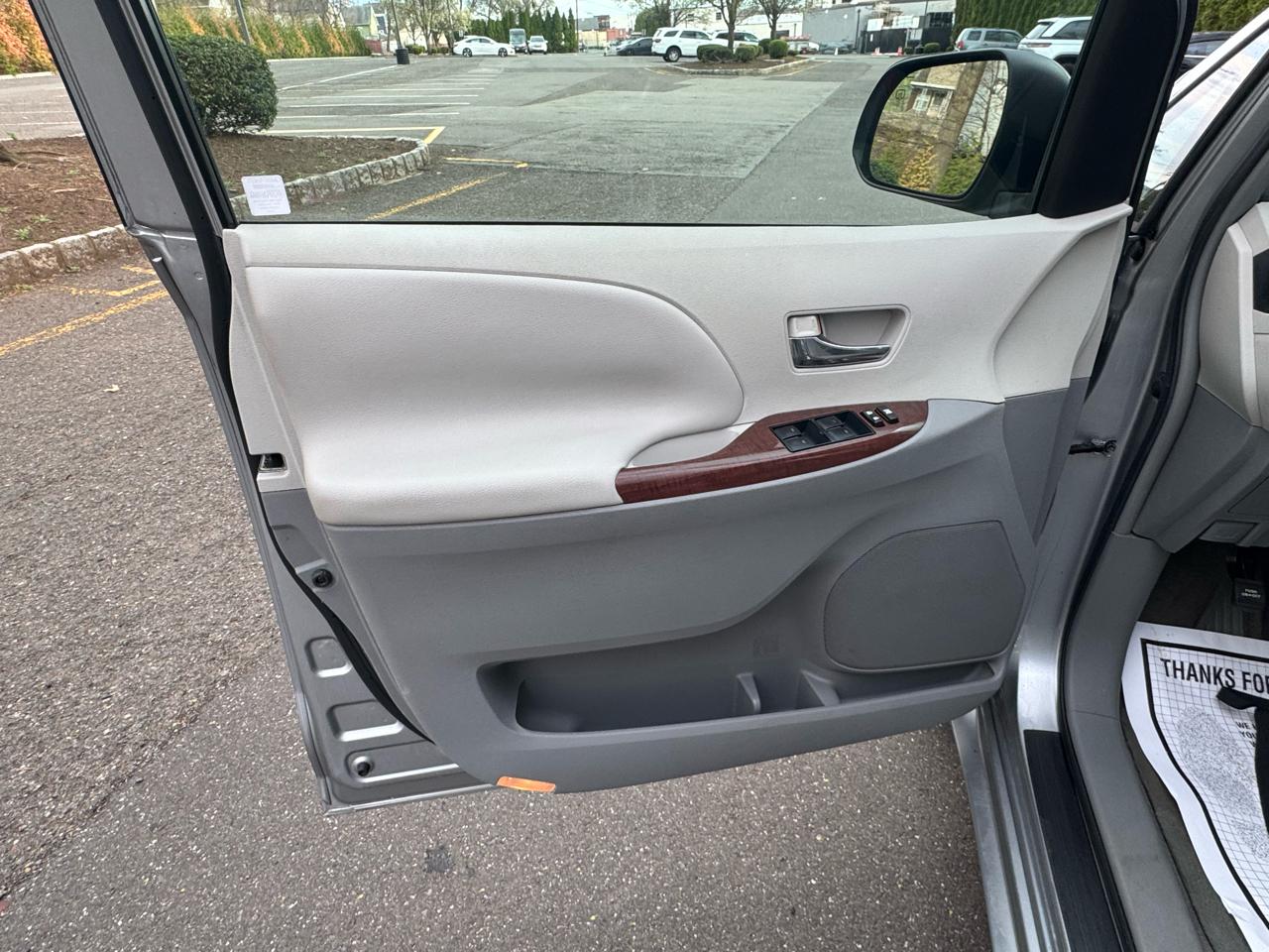 Toyota Sienna Limited 7-Pass V6 2011