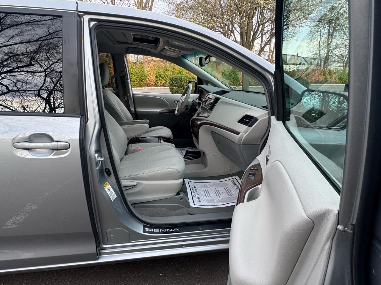 Toyota Sienna Limited 7-Pass V6 2011