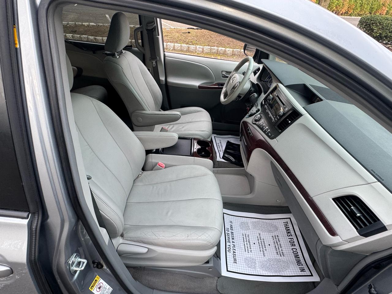 Toyota Sienna Limited 7-Pass V6 2011