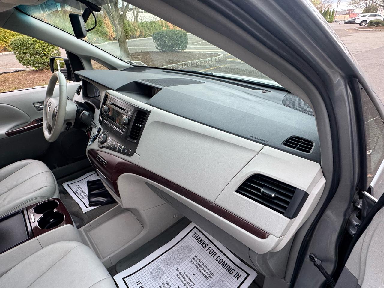 Toyota Sienna Limited 7-Pass V6 2011