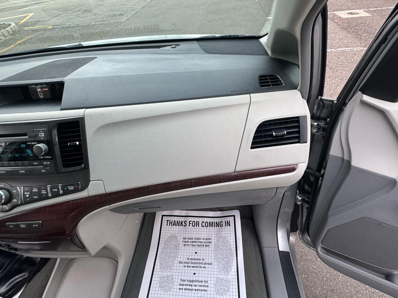 Toyota Sienna Limited 7-Pass V6 2011