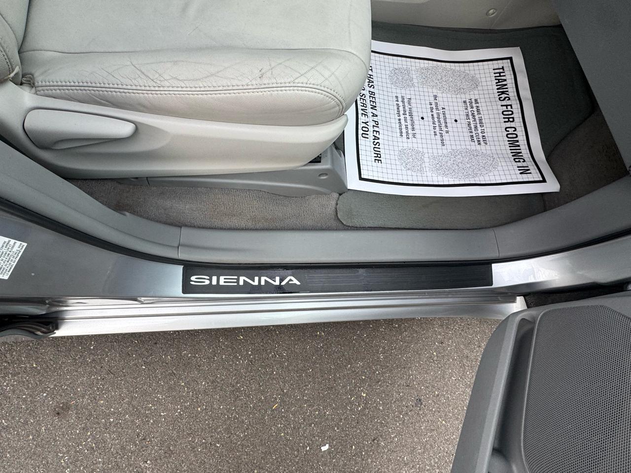 Toyota Sienna Limited 7-Pass V6 2011