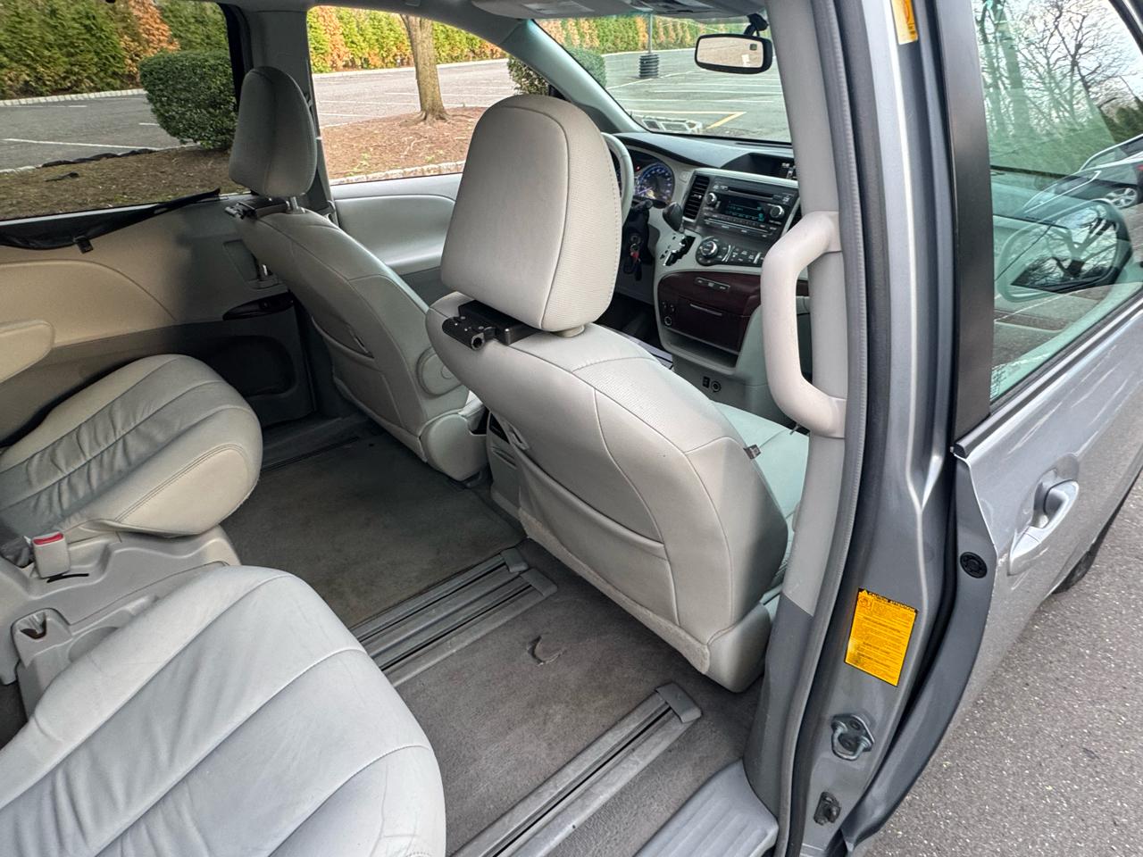 Toyota Sienna Limited 7-Pass V6 2011