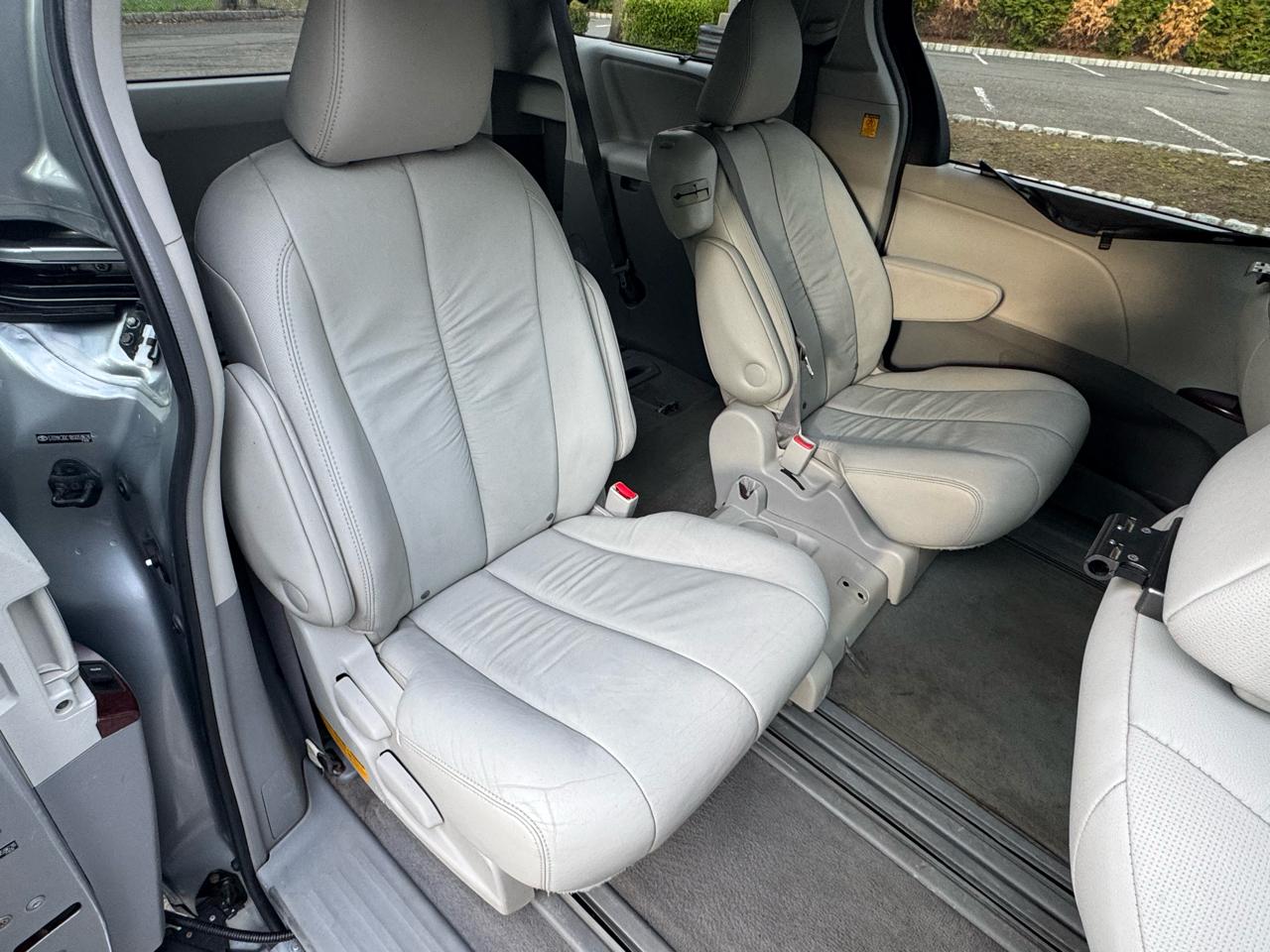 Toyota Sienna Limited 7-Pass V6 2011