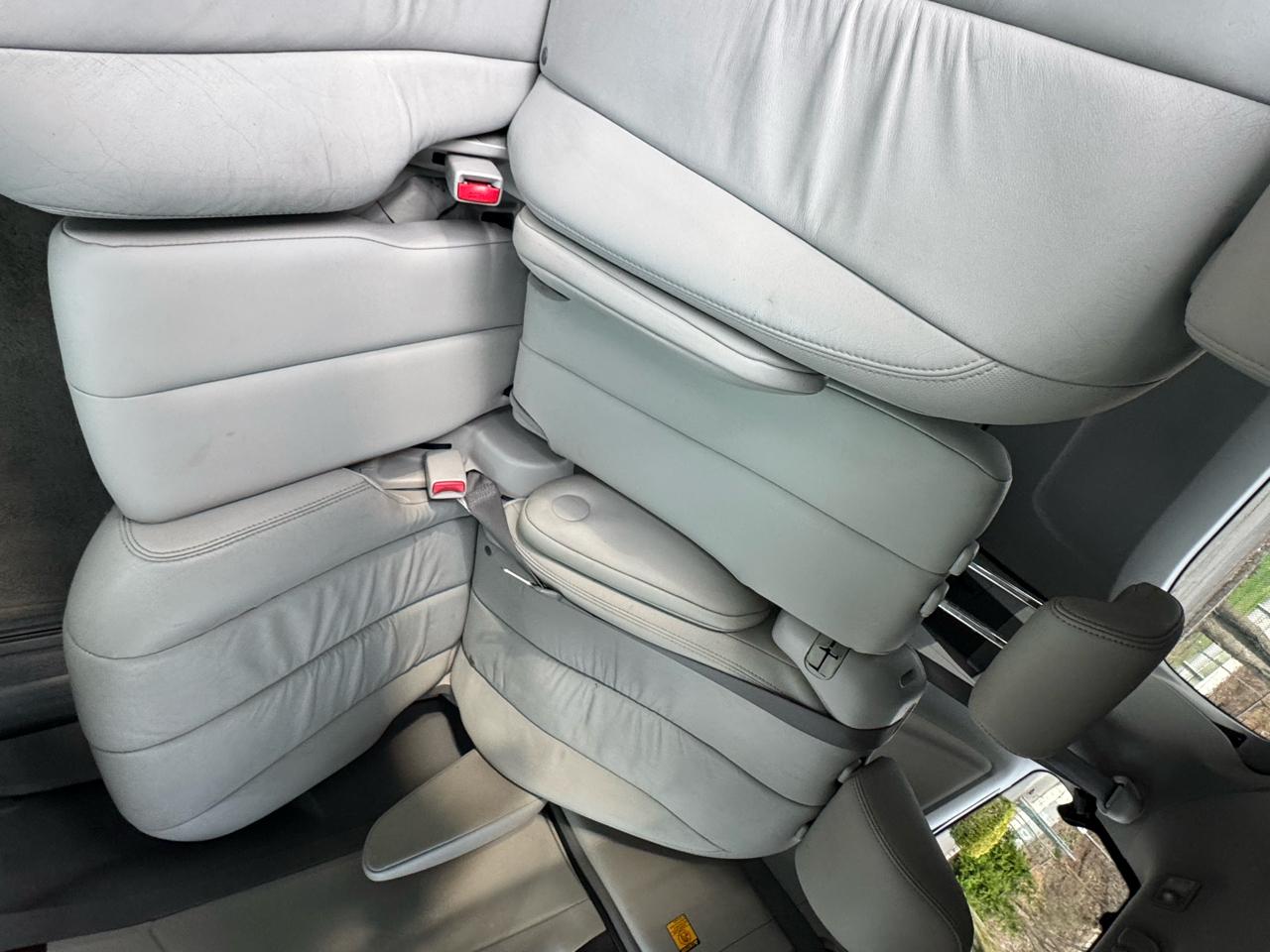 Toyota Sienna Limited 7-Pass V6 2011