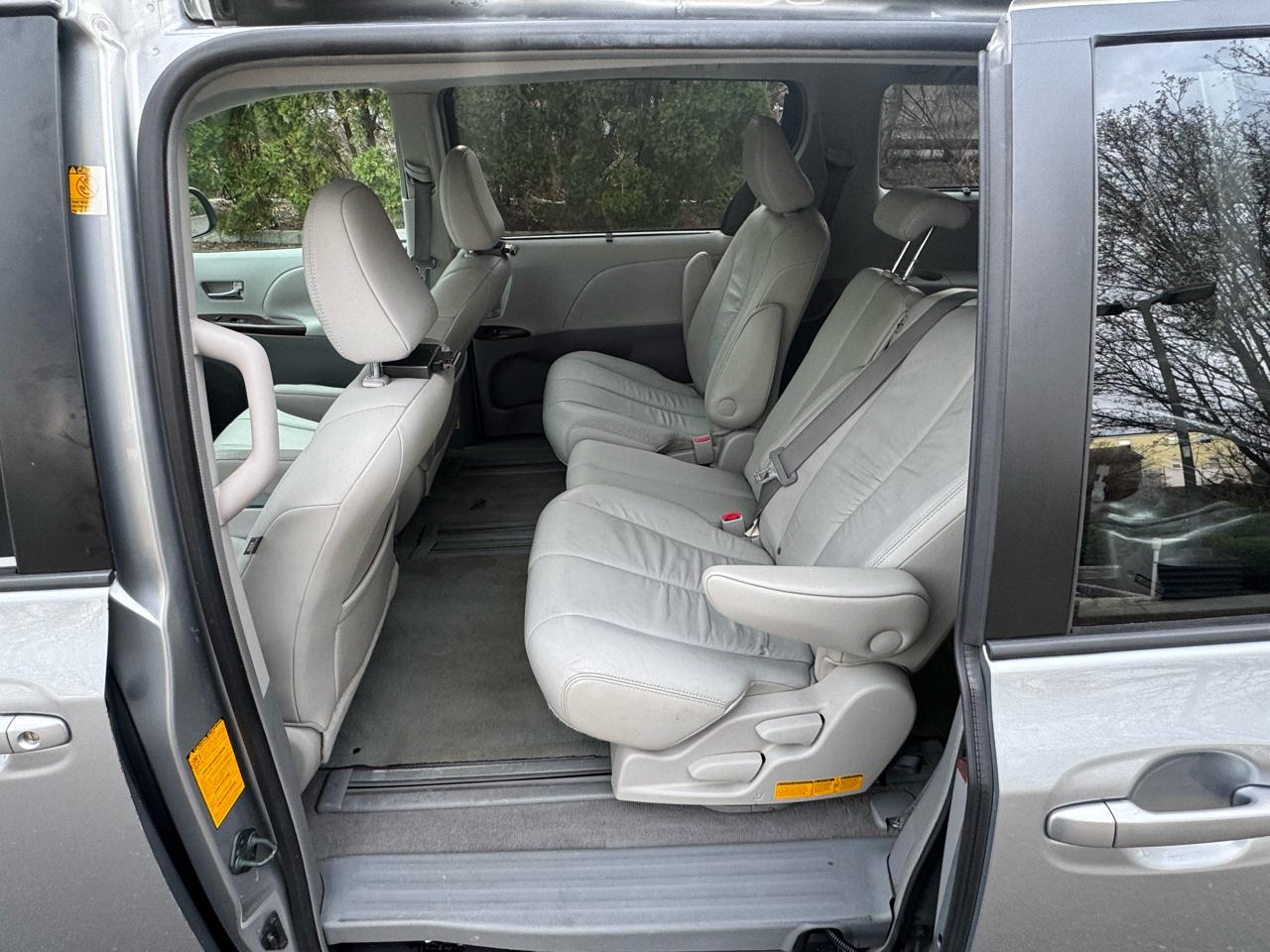 Toyota Sienna Limited 7-Pass V6 2011