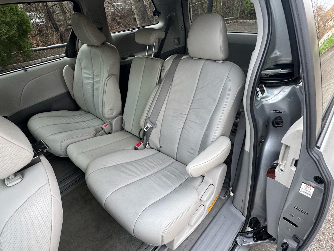 Toyota Sienna Limited 7-Pass V6 2011