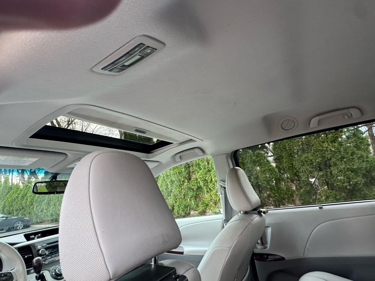 Toyota Sienna Limited 7-Pass V6 2011