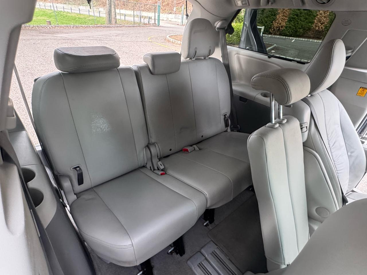 Toyota Sienna Limited 7-Pass V6 2011