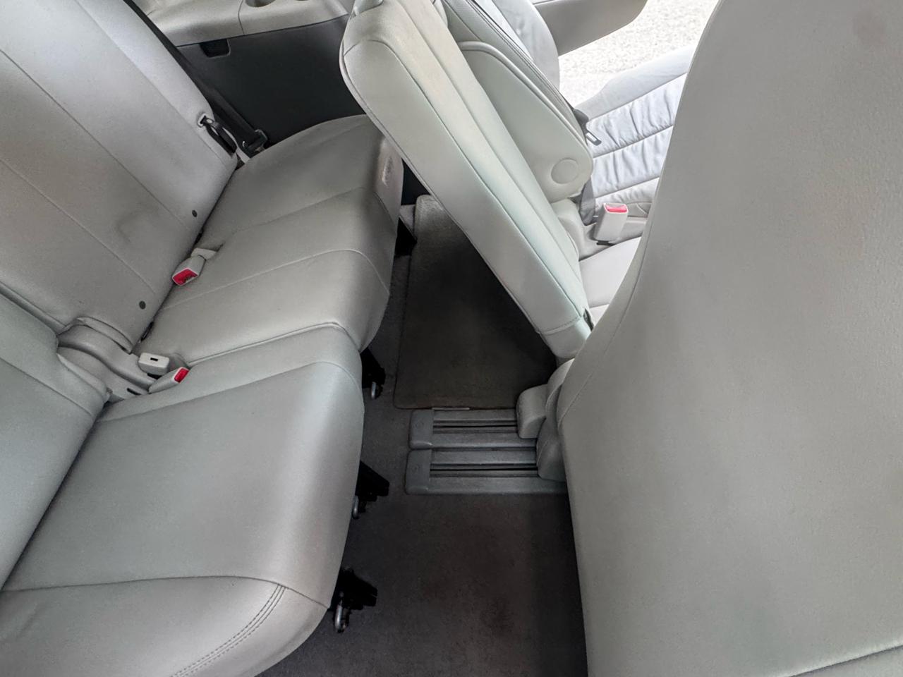 Toyota Sienna Limited 7-Pass V6 2011