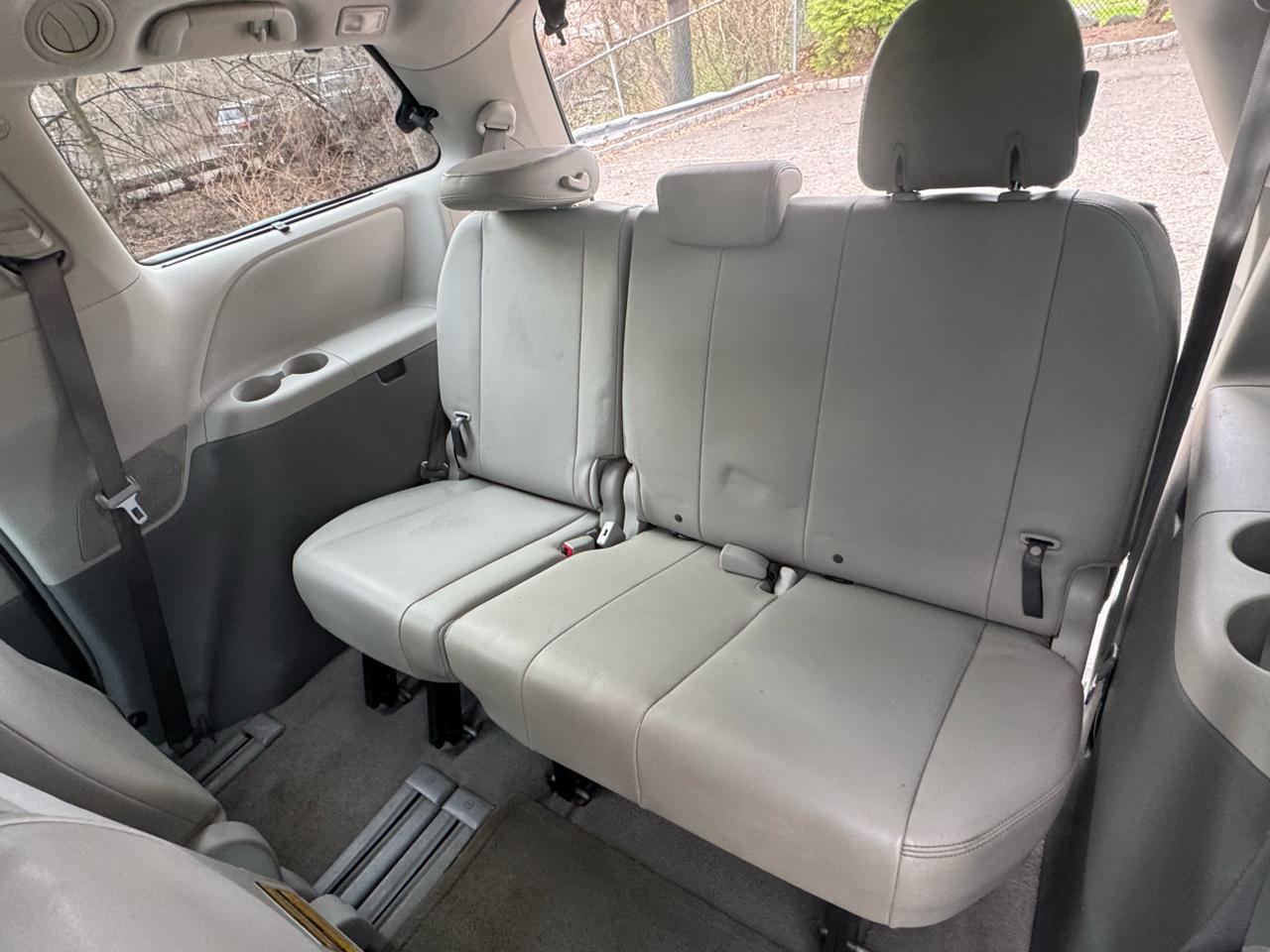 Toyota Sienna Limited 7-Pass V6 2011