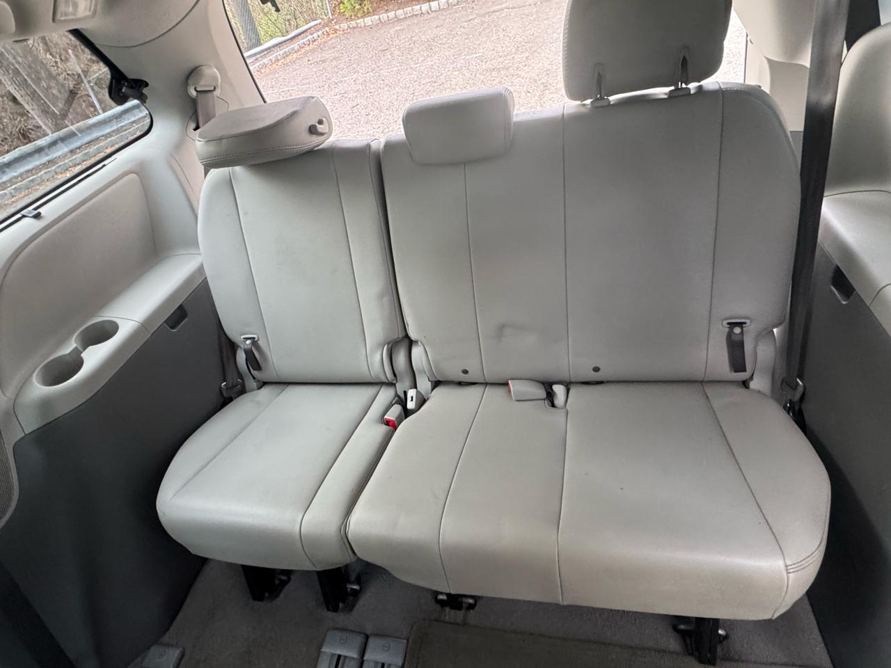 Toyota Sienna Limited 7-Pass V6 2011