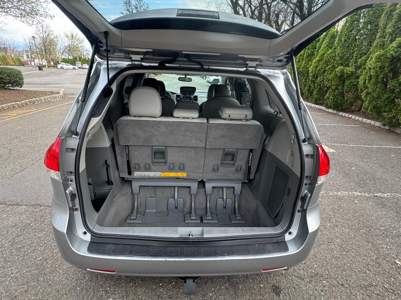 Toyota Sienna Limited 7-Pass V6 2011