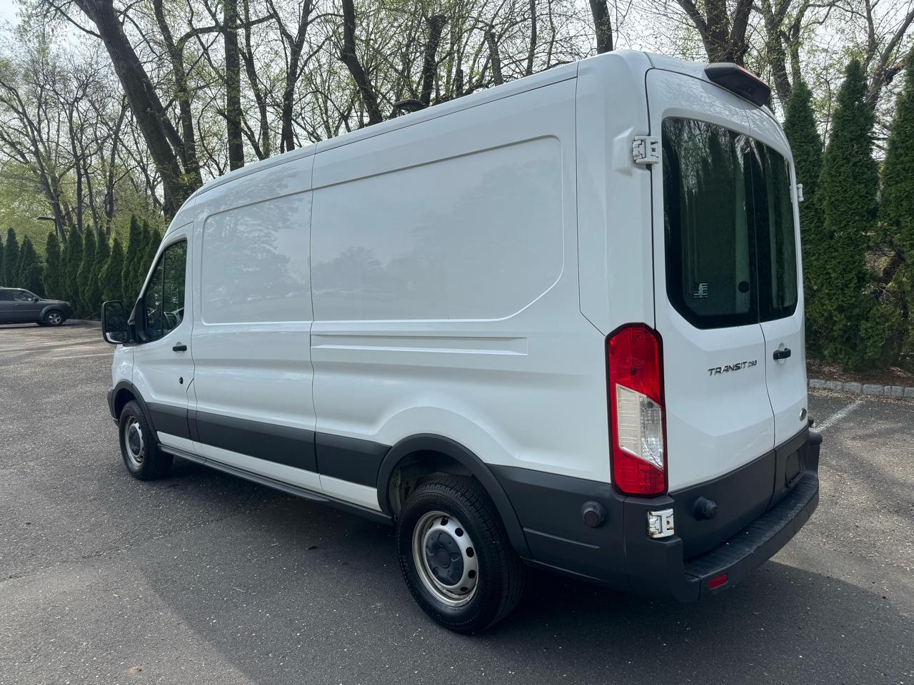 Ford Transit 250 Van Med. Roof w/Sliding Pass. 148-in. WB 2018