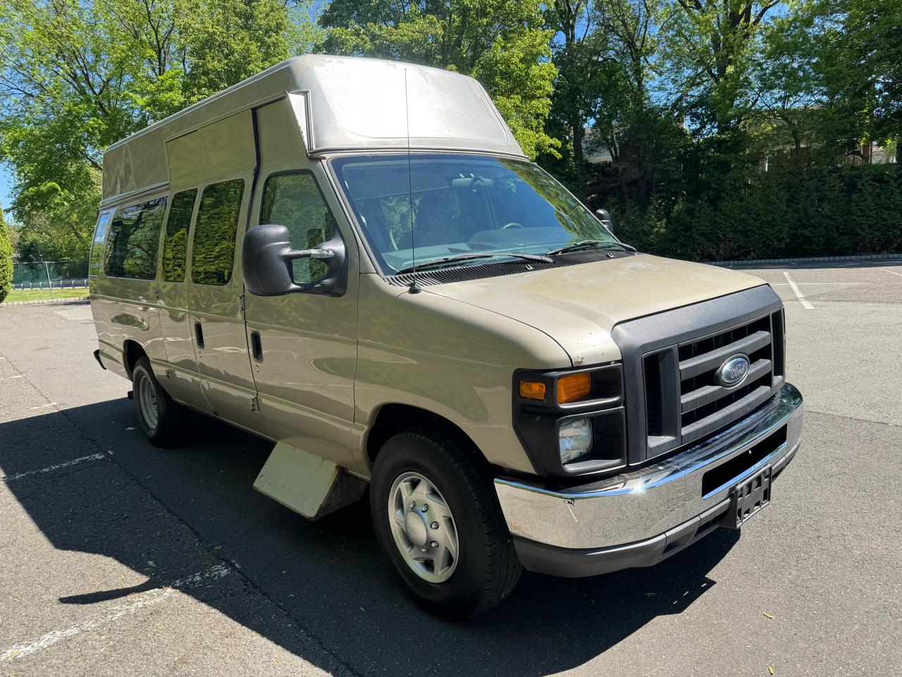 Ford Econoline E-350 Super Duty Extended 2013