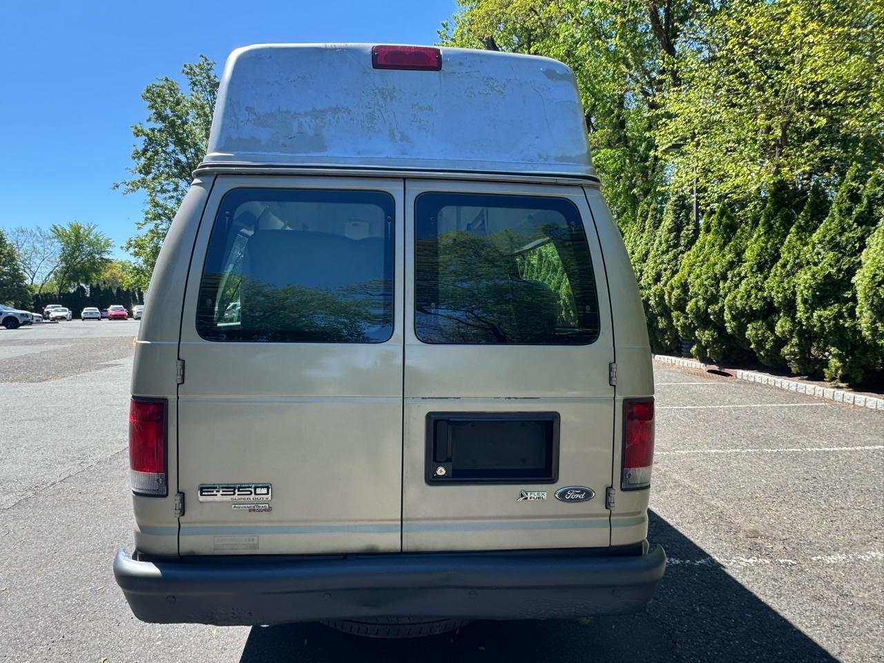 Ford Econoline E-350 Super Duty Extended 2013