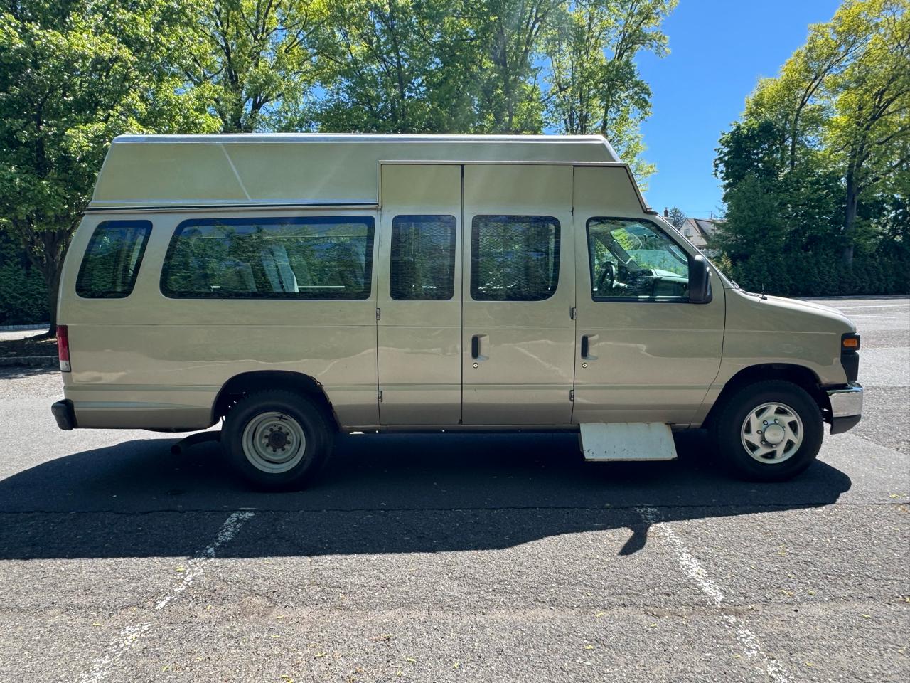 Ford Econoline E-350 Super Duty Extended 2013