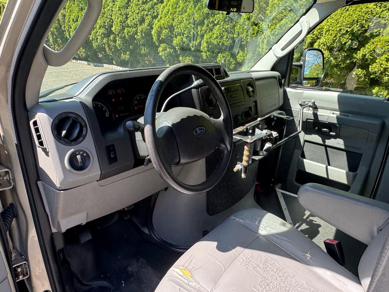 Ford Econoline E-350 Super Duty Extended 2013