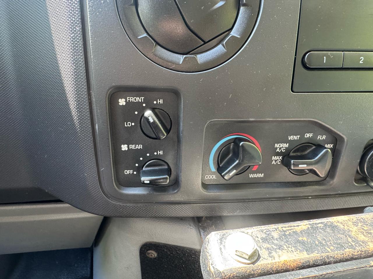 Ford Econoline E-350 Super Duty Extended 2013