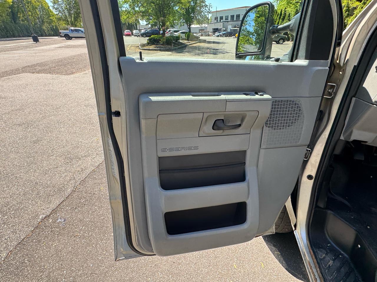 Ford Econoline E-350 Super Duty Extended 2013