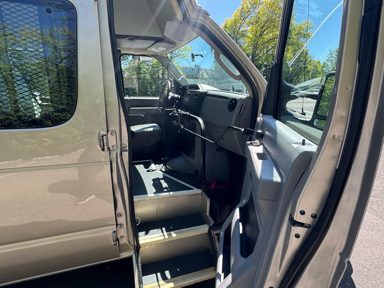 Ford Econoline E-350 Super Duty Extended 2013