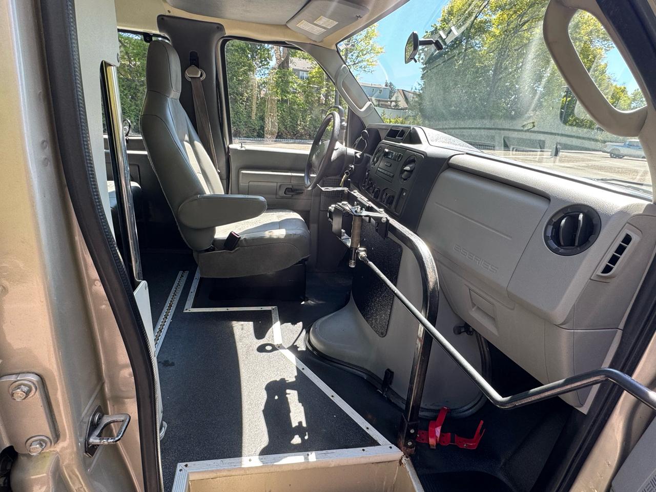 Ford Econoline E-350 Super Duty Extended 2013