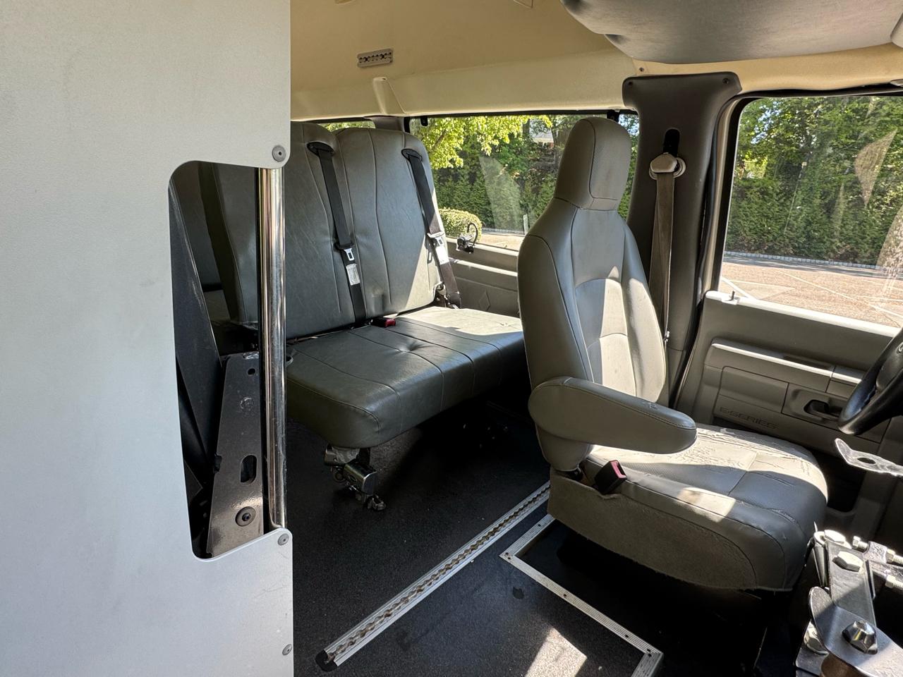Ford Econoline E-350 Super Duty Extended 2013