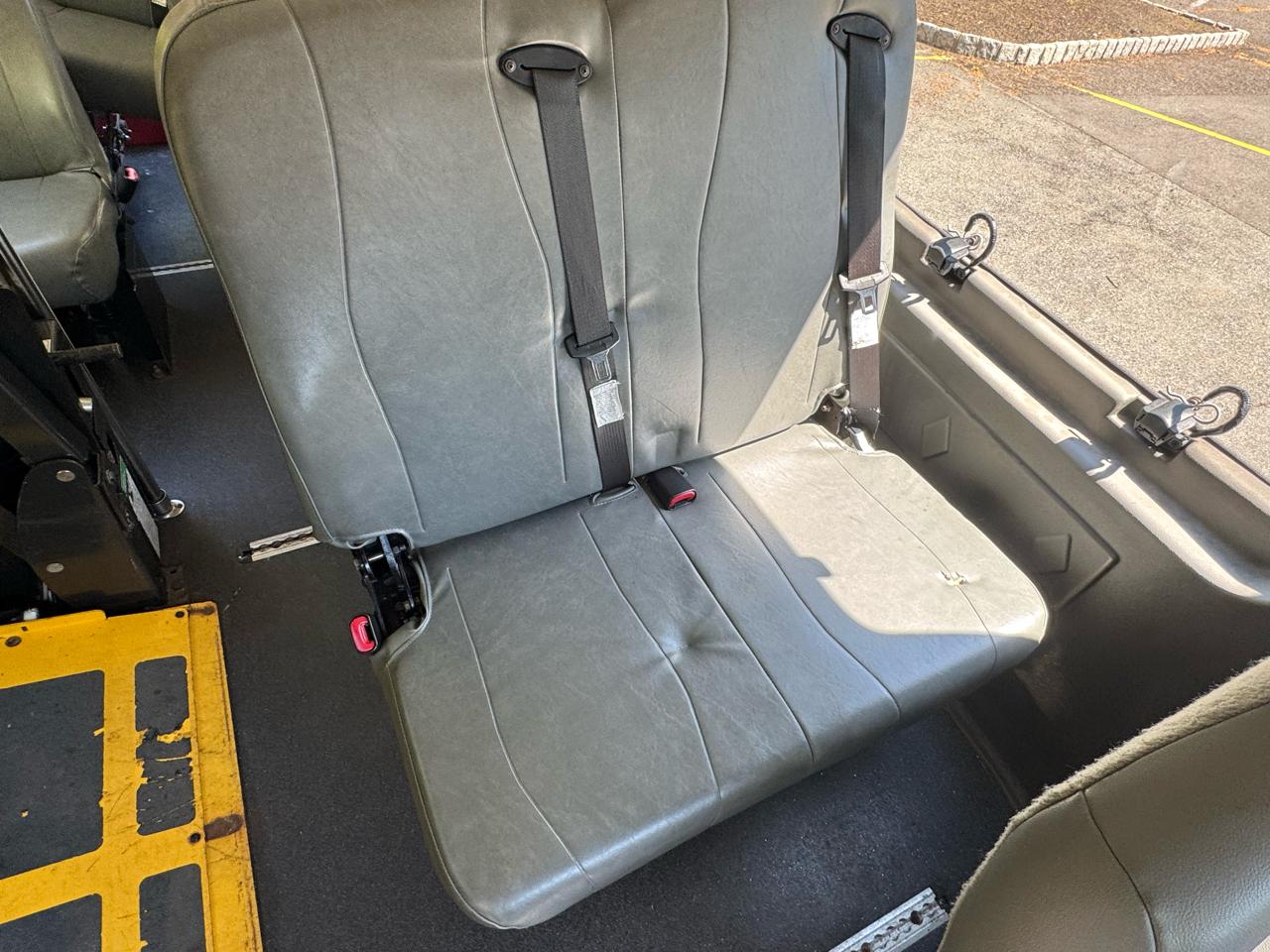 Ford Econoline E-350 Super Duty Extended 2013