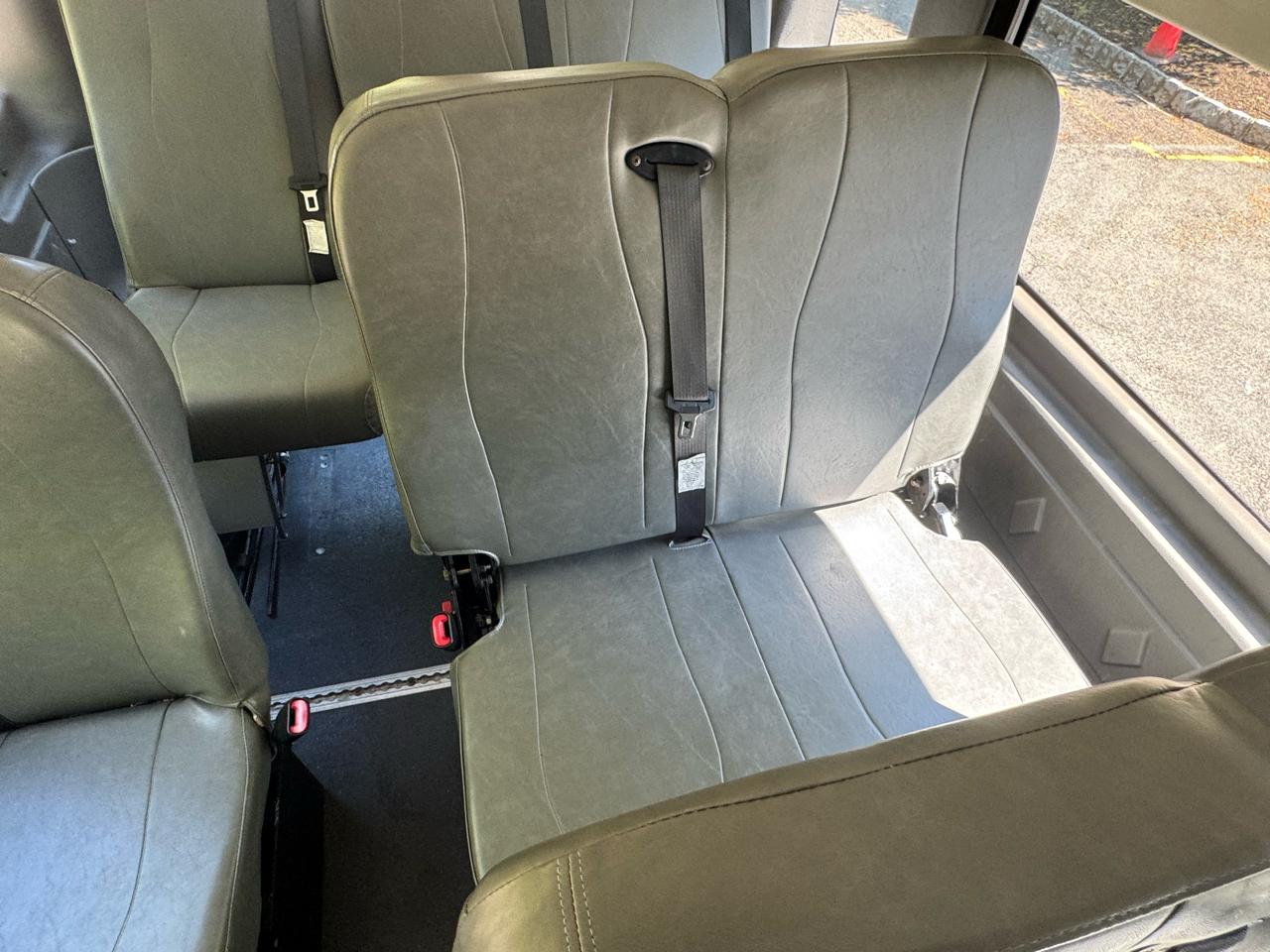 Ford Econoline E-350 Super Duty Extended 2013