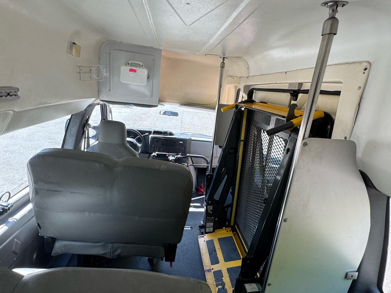 Ford Econoline E-350 Super Duty Extended 2013