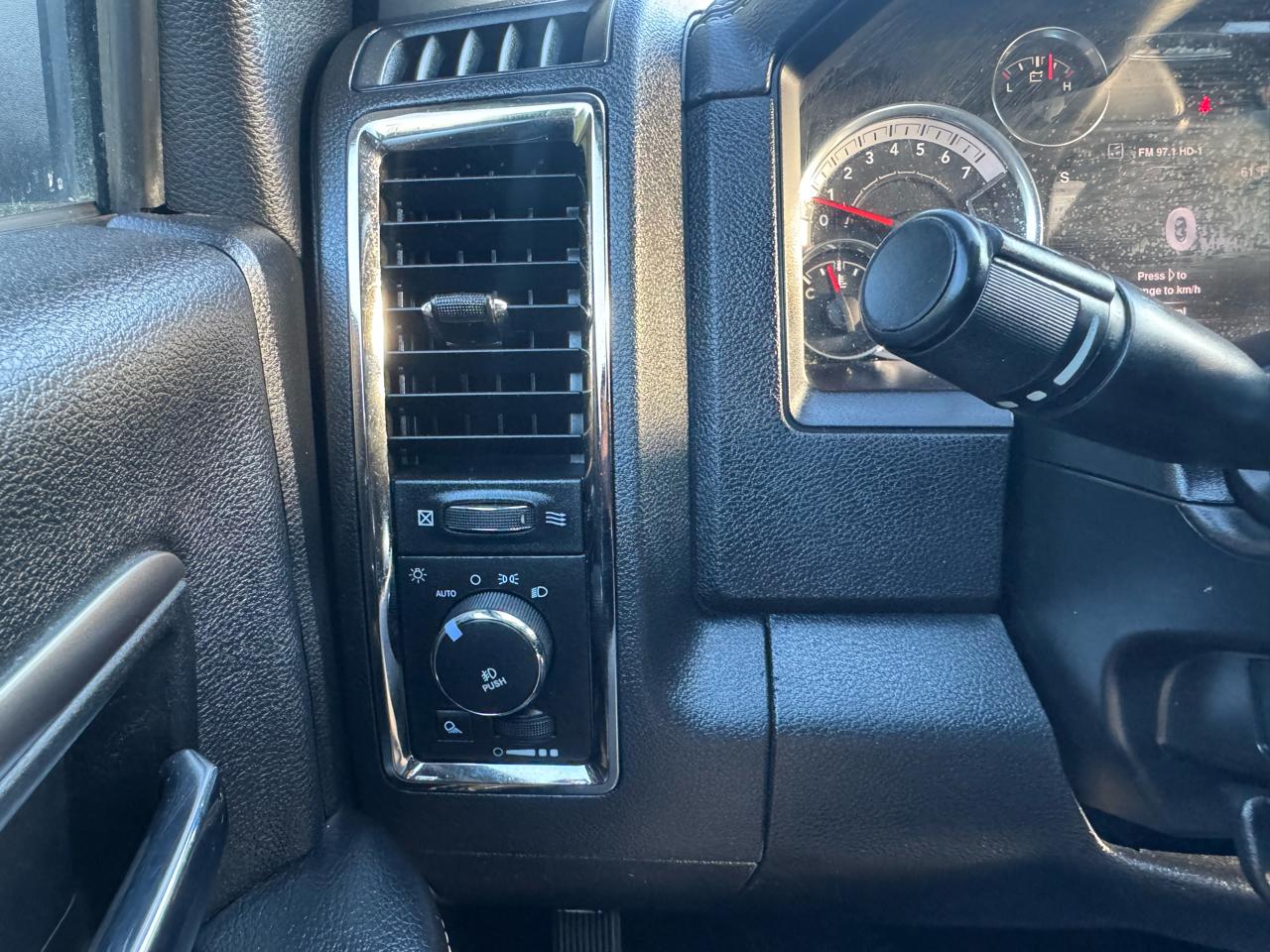 RAM 1500 4WD Crew Cab 140.5" Sport 2013