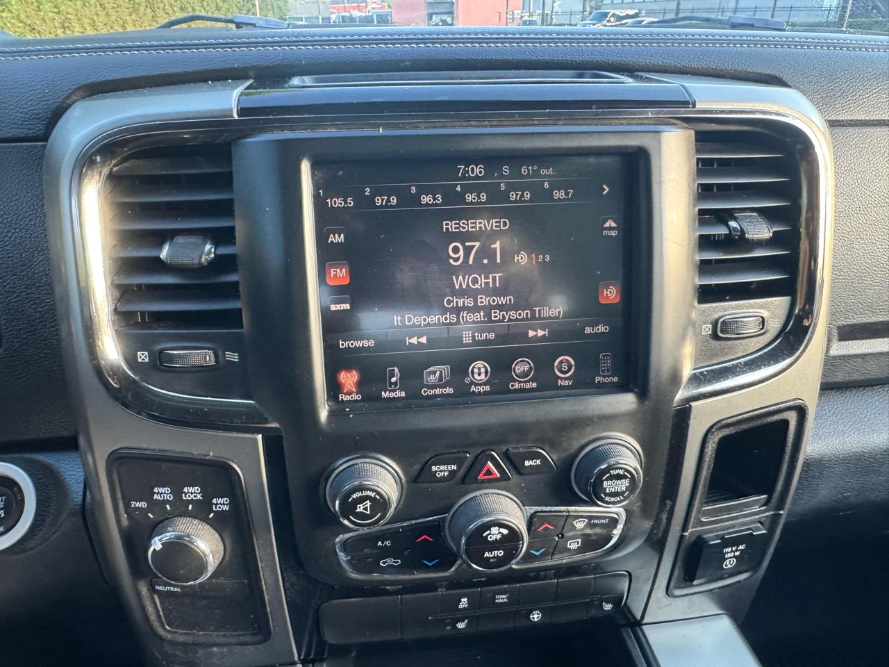 RAM 1500 4WD Crew Cab 140.5" Sport 2013