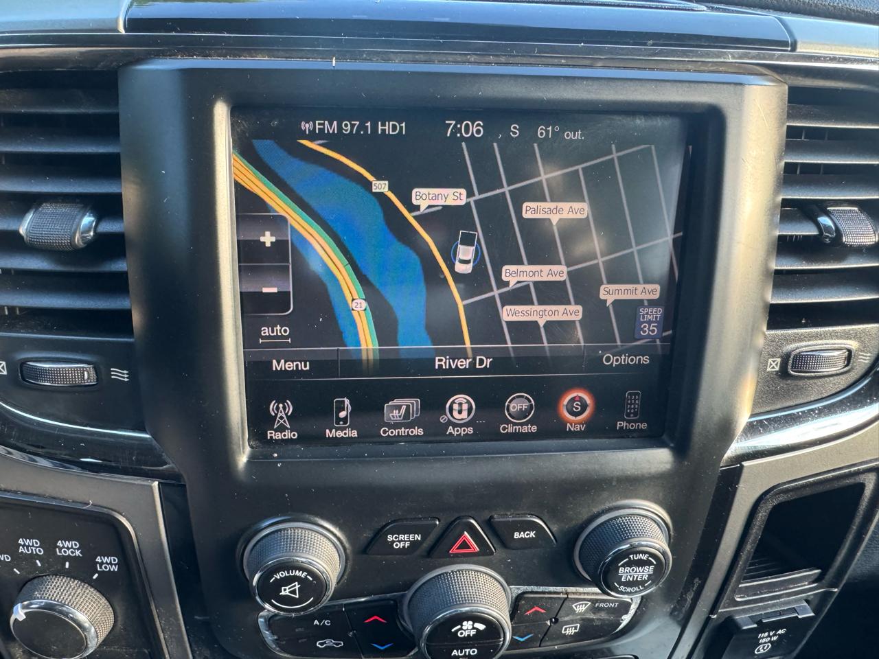 RAM 1500 4WD Crew Cab 140.5" Sport 2013