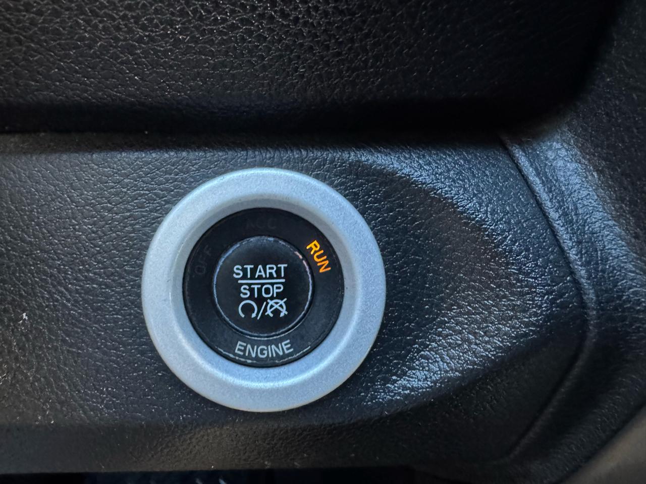 RAM 1500 4WD Crew Cab 140.5" Sport 2013