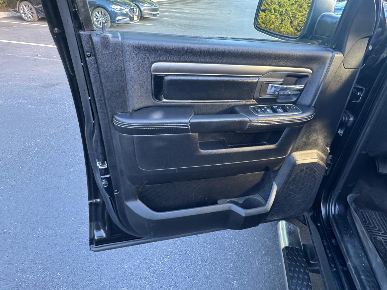 RAM 1500 4WD Crew Cab 140.5" Sport 2013