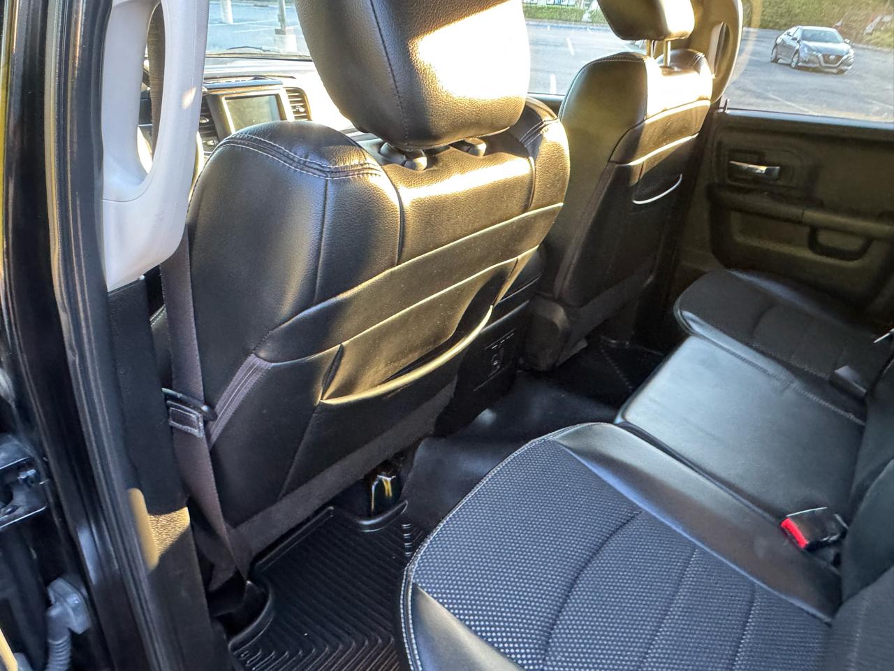 RAM 1500 4WD Crew Cab 140.5" Sport 2013