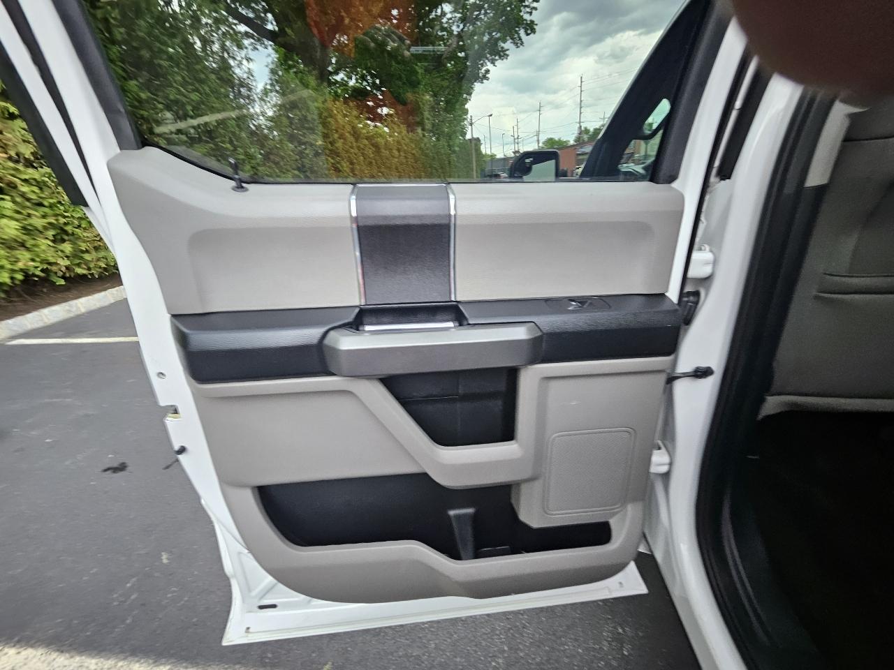 Ford F-150 4WD SuperCrew 139" XLT 2017