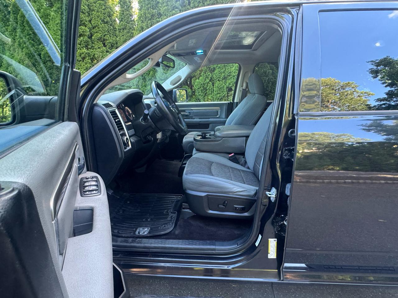 RAM 1500 4WD Crew Cab 140.5" Big Horn 2017