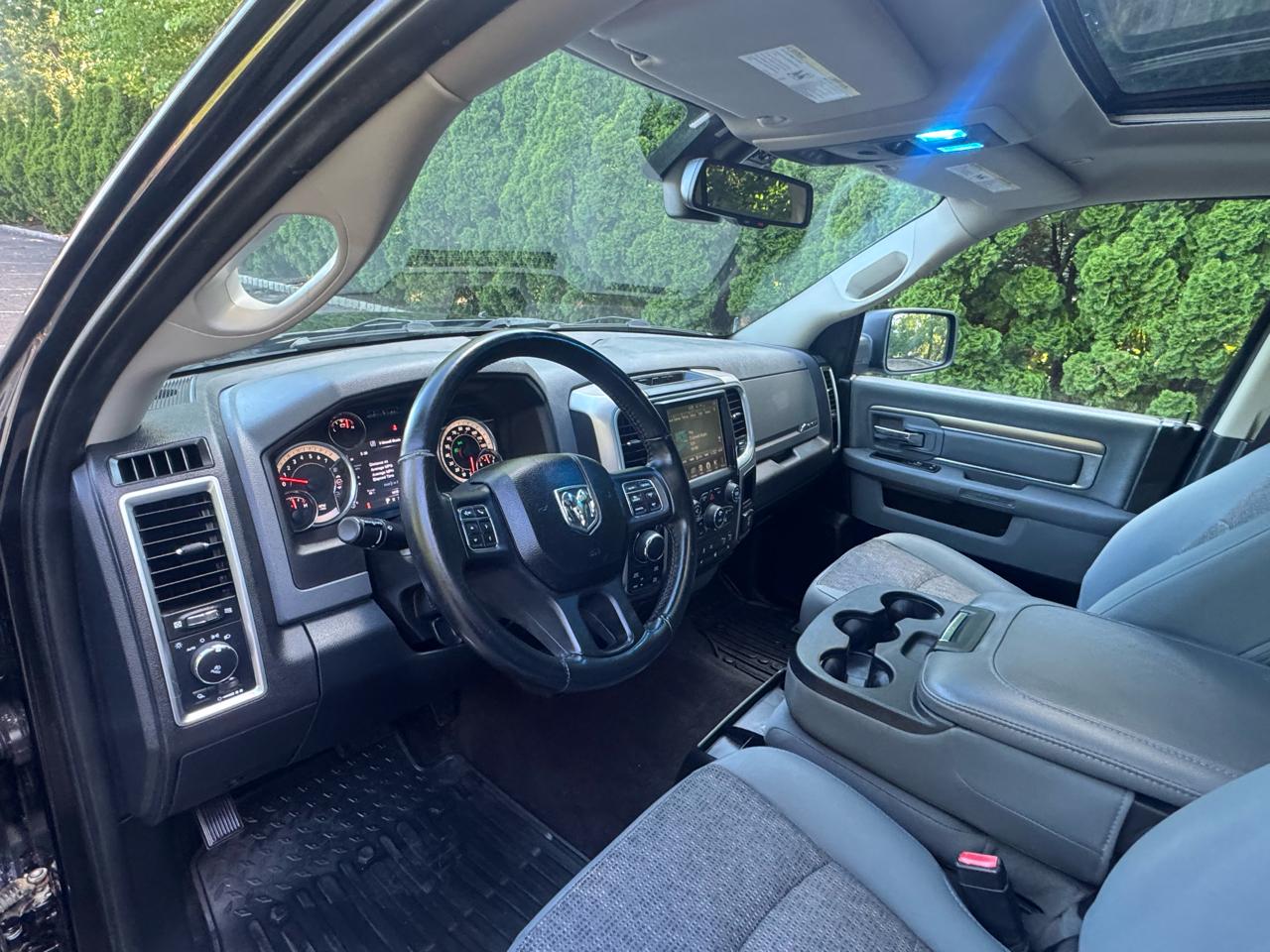 RAM 1500 4WD Crew Cab 140.5" Big Horn 2017