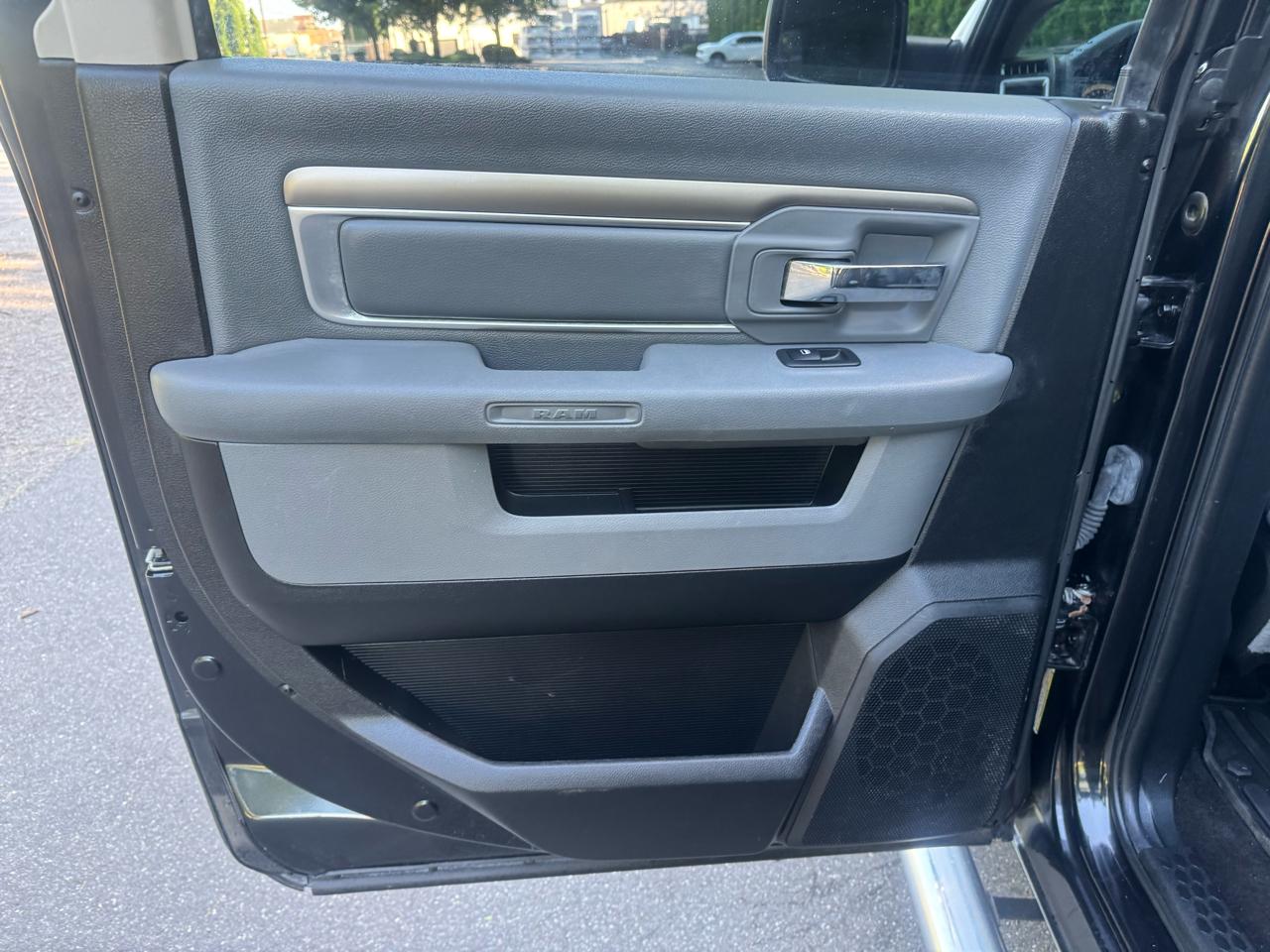 RAM 1500 4WD Crew Cab 140.5" Big Horn 2017