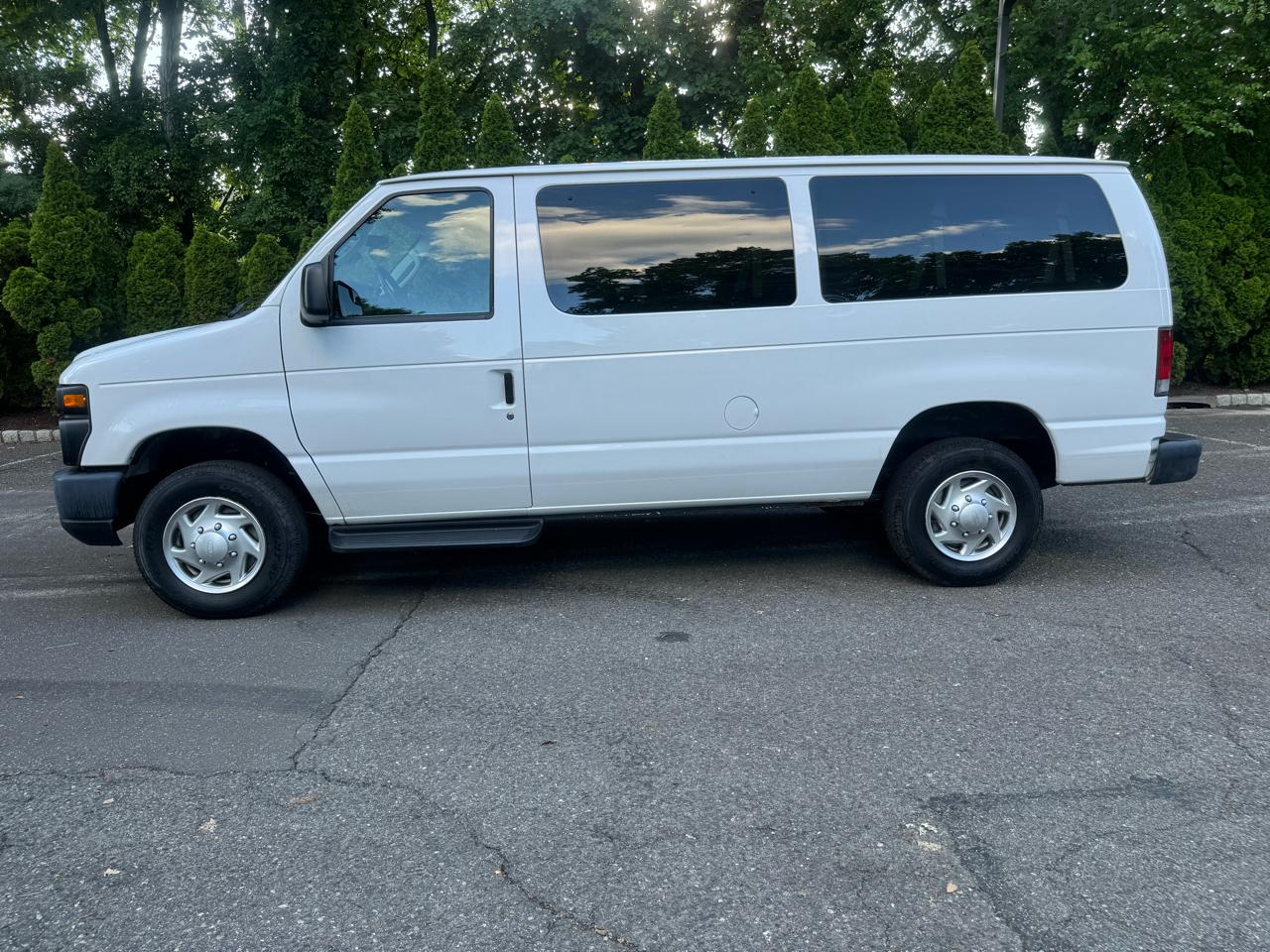 Ford Econoline E-350 XL Super Duty 2013
